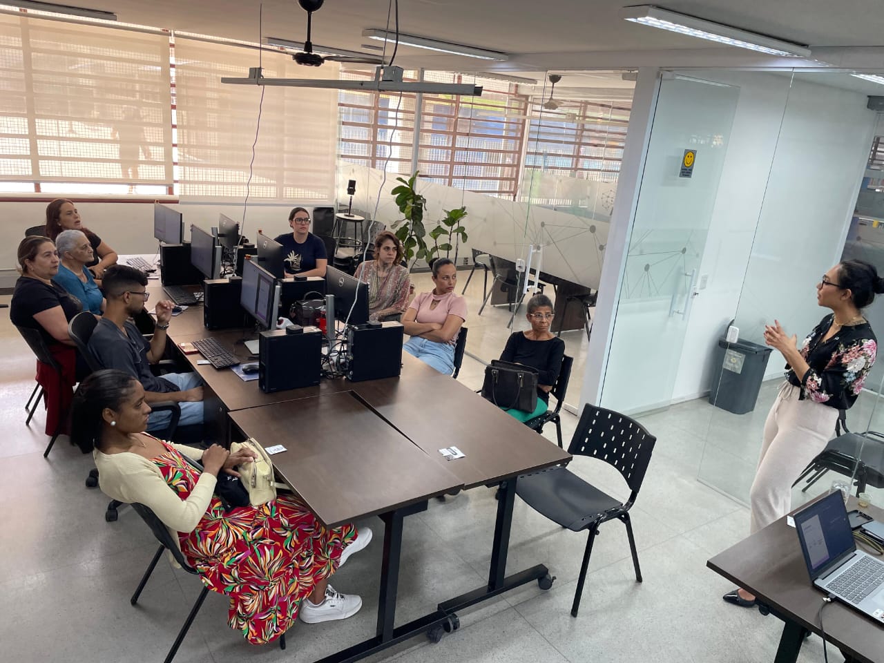 Foto de turma em uma das palestras.