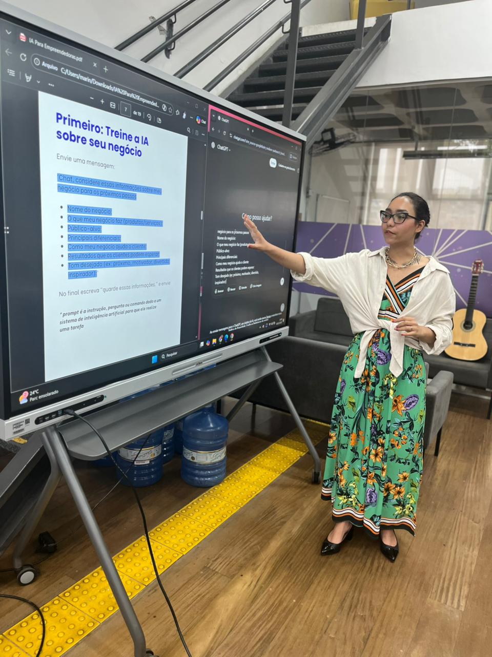 Marina Kamiya olhando para a tela enquanto apresenta um workshop.