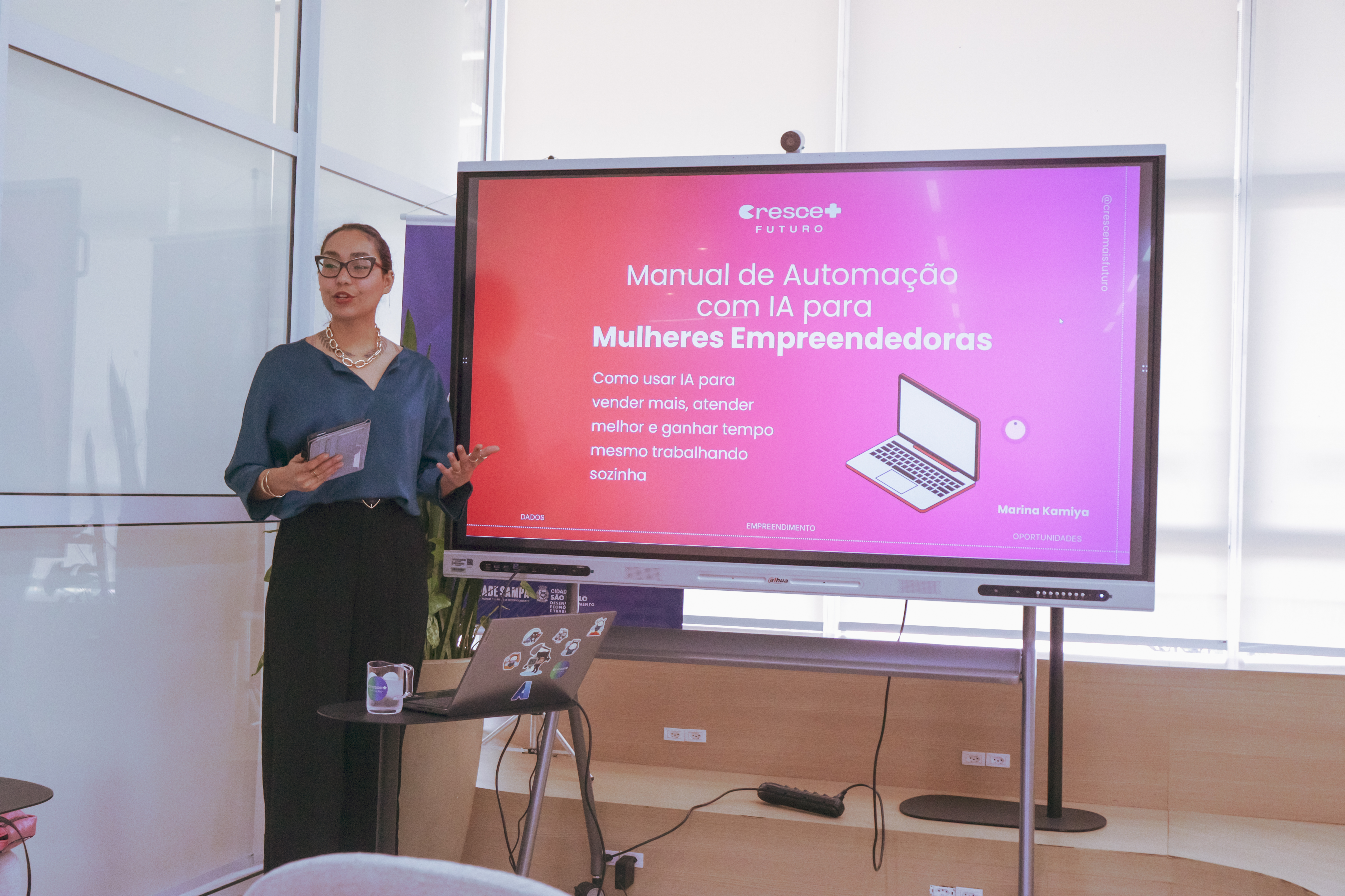 Marina Kmya palestrando.